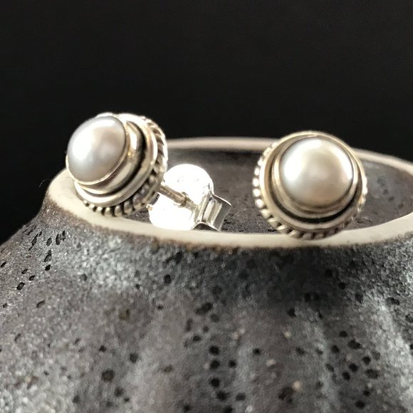PEARL STUDS - NEW - Picture 1 of 3